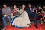 Sonakshi Sinha, Ranveer Singh, Poonam Sinha at trailor Launch of film Lootera in Mumbai on 15th March 2013 (67).JPG